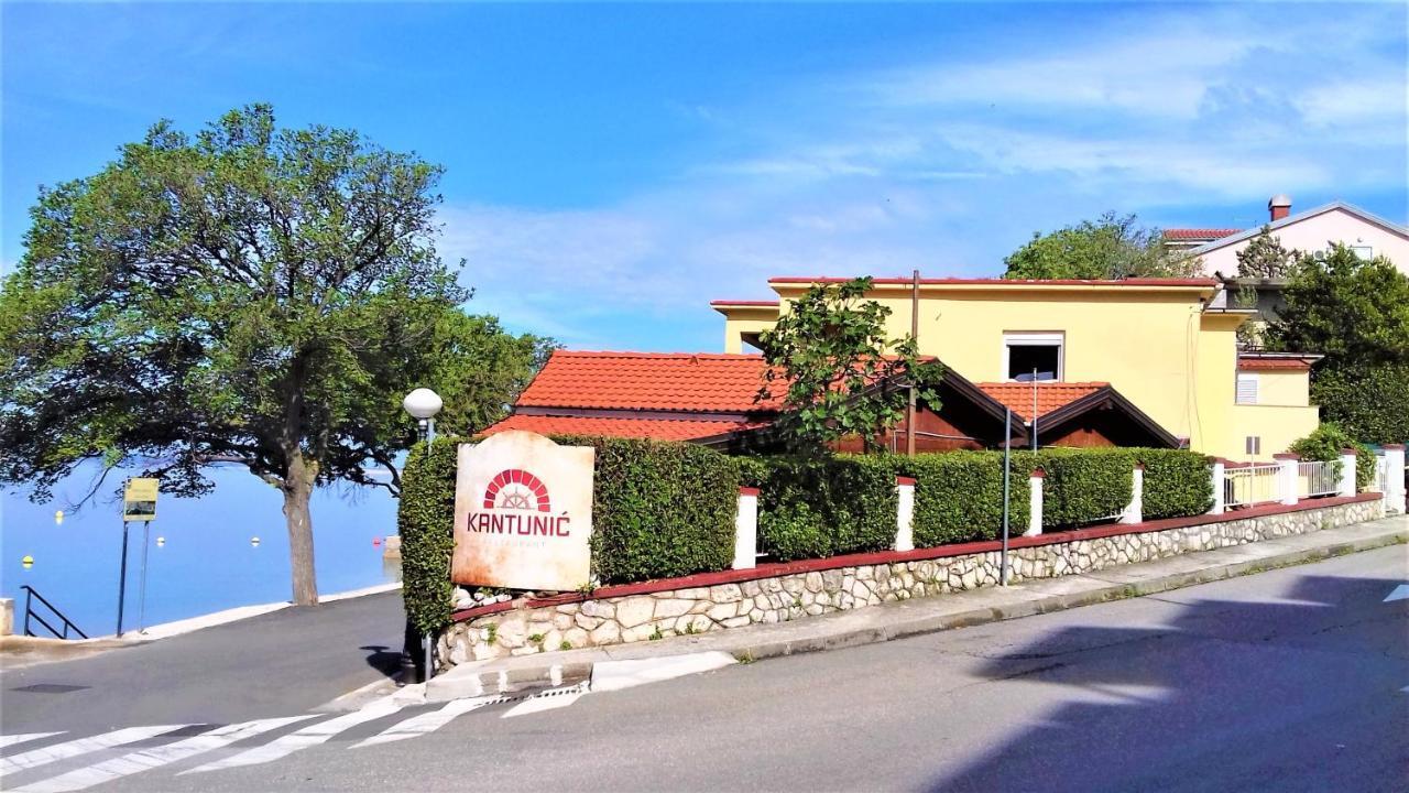 Apartamento Branko Fabijanic Front Row By The Sea Selce Exterior foto